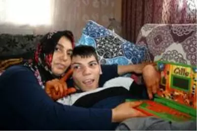 (AFYONKARAHİSAR - Özel) Engelli oğlunun hayal ettiği laptopa anne oyuncak laptopla karşılık veriyor