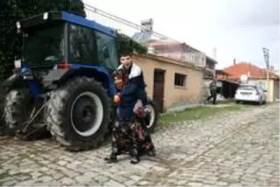 (AFYONKARAHİSAR - Özel) Engelli oğlunun hayal ettiği laptopa anne oyuncak laptopla karşılık veriyor