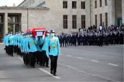 Eski Sağlık Bakanı Osman Durmuş son yolculuğuna uğurlandı Eski Sağlık Bakanı Osman Durmuş son yolculuğuna uğurlandı