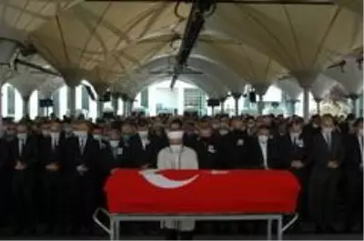 Eski Sağlık Bakanı Osman Durmuş son yolculuğuna uğurlandı Eski Sağlık Bakanı Osman Durmuş son yolculuğuna uğurlandı