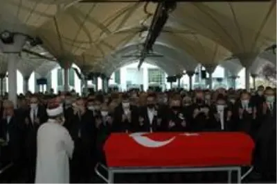 Eski Sağlık Bakanı Osman Durmuş son yolculuğuna uğurlandı Eski Sağlık Bakanı Osman Durmuş son yolculuğuna uğurlandı