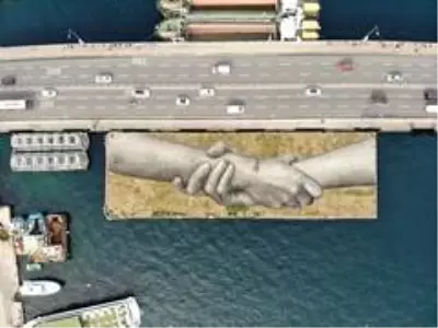 Fransız sanatçının 'yardımlaşma zinciri' Haliç'te sergilendi Fransız sanatçının 'yardımlaşma zinciri' Haliç'te sergilendi