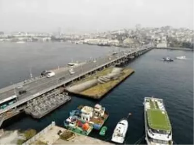 Fransız sanatçının 'yardımlaşma zinciri' Haliç'te sergilendi Fransız sanatçının 'yardımlaşma zinciri' Haliç'te sergilendi