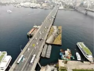 Fransız sanatçının 'yardımlaşma zinciri' Haliç'te sergilendi Fransız sanatçının 'yardımlaşma zinciri' Haliç'te sergilendi