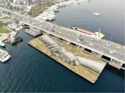 Fransız sanatçının 'yardımlaşma zinciri' Haliç'te sergilendi Fransız sanatçının 'yardımlaşma zinciri' Haliç'te sergilendi