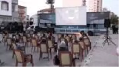 'Gezen Sinema Tırı' sinemaseverlerle buluştu 'Gezen Sinema Tırı' sinemaseverlerle buluştu