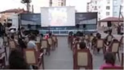 'Gezen Sinema Tırı' sinemaseverlerle buluştu 'Gezen Sinema Tırı' sinemaseverlerle buluştu