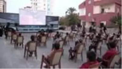'Gezen Sinema Tırı' sinemaseverlerle buluştu 'Gezen Sinema Tırı' sinemaseverlerle buluştu