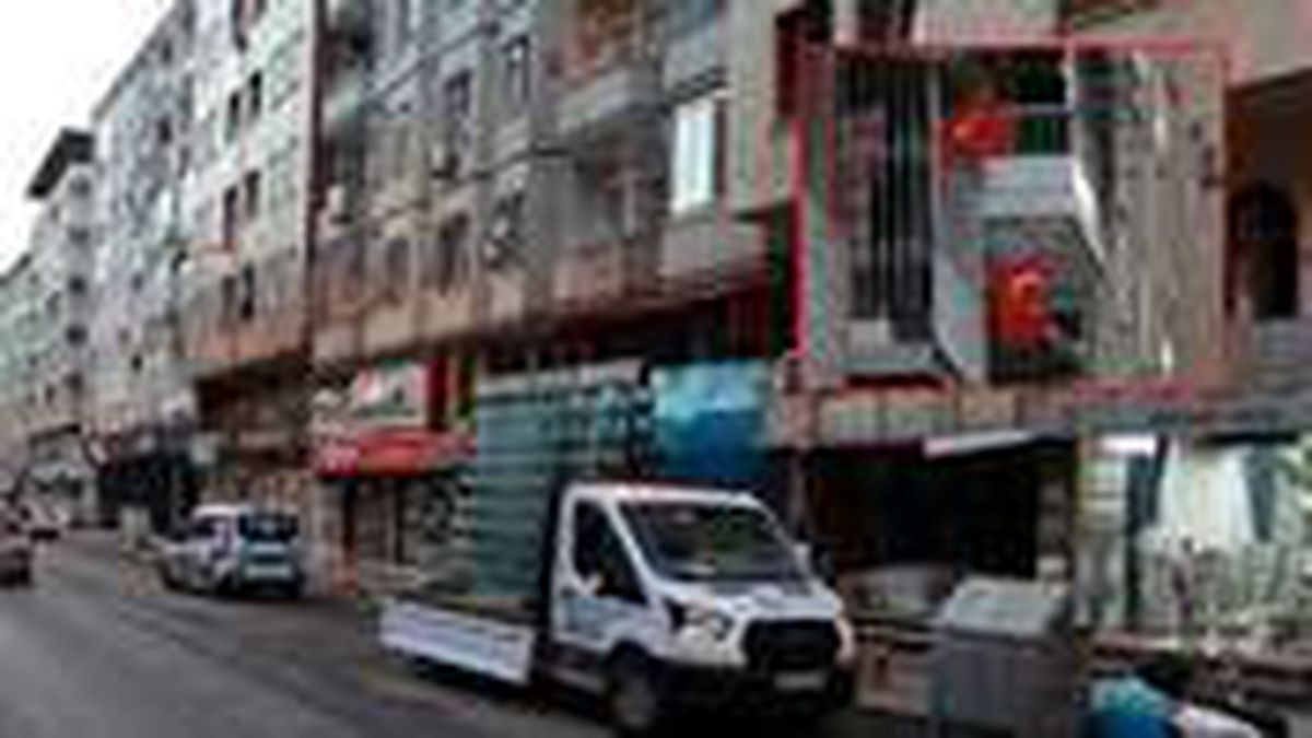 Hatay'da patlamanın yaşandığı caddede, teröre 'Türk Bayraklı' tepki