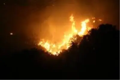 Son dakika haberleri | Yangının devam ettiği bölgede trafo bomba gibi patladı Son dakika haberleri | Yangının devam ettiği bölgede trafo bomba gibi patladı