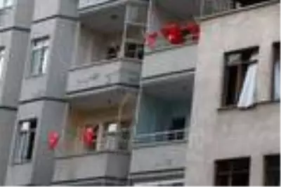 Hatay'da patlamanın yaşandığı caddede, teröre 'Türk Bayraklı' tepki Hatay'da patlamanın yaşandığı caddede, teröre 'Türk Bayraklı' tepki