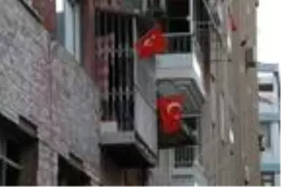 Hatay'da patlamanın yaşandığı caddede, teröre 'Türk Bayraklı' tepki Hatay'da patlamanın yaşandığı caddede, teröre 'Türk Bayraklı' tepki