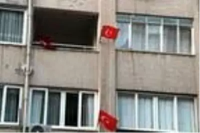 Hatay'da patlamanın yaşandığı caddede, teröre 'Türk Bayraklı' tepki Hatay'da patlamanın yaşandığı caddede, teröre 'Türk Bayraklı' tepki