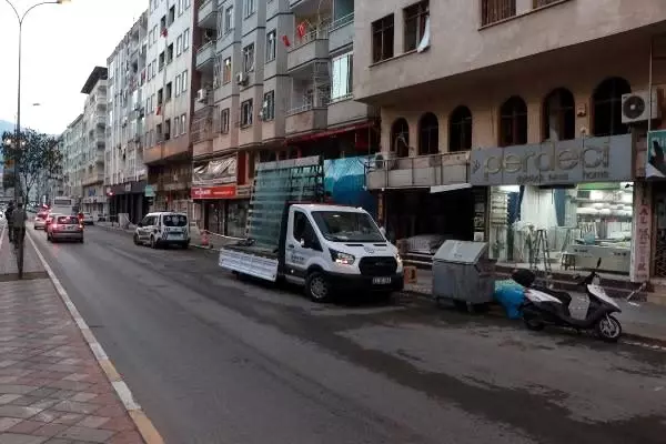 Hatay'da patlamanın yaşandığı caddede, teröre 'Türk Bayraklı' tepki Hatay'da patlamanın yaşandığı caddede, teröre 'Türk Bayraklı' tepki
