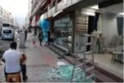 Hatay'da patlamanın yaşandığı caddede, teröre 'Türk Bayraklı' tepki Hatay'da patlamanın yaşandığı caddede, teröre 'Türk Bayraklı' tepki
