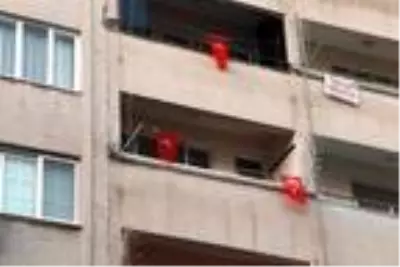 Hatay'da patlamanın yaşandığı caddede, teröre 'Türk Bayraklı' tepki Hatay'da patlamanın yaşandığı caddede, teröre 'Türk Bayraklı' tepki