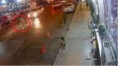 Son dakika haber... İzmir'de otomobilin yayaya çarptığı kaza, kamerada Son dakika haber... İzmir'de otomobilin yayaya çarptığı kaza, kamerada