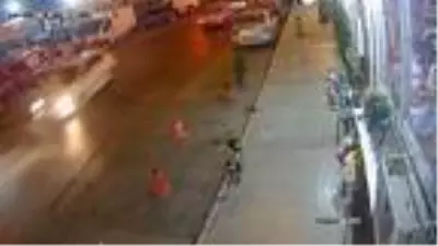 Son dakika haber... İzmir'de otomobilin yayaya çarptığı kaza, kamerada Son dakika haber... İzmir'de otomobilin yayaya çarptığı kaza, kamerada