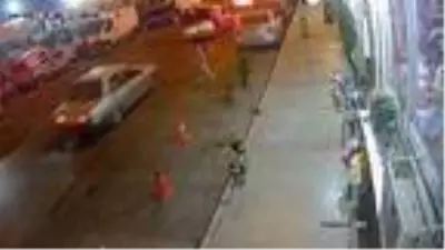 Son dakika haber... İzmir'de otomobilin yayaya çarptığı kaza, kamerada Son dakika haber... İzmir'de otomobilin yayaya çarptığı kaza, kamerada