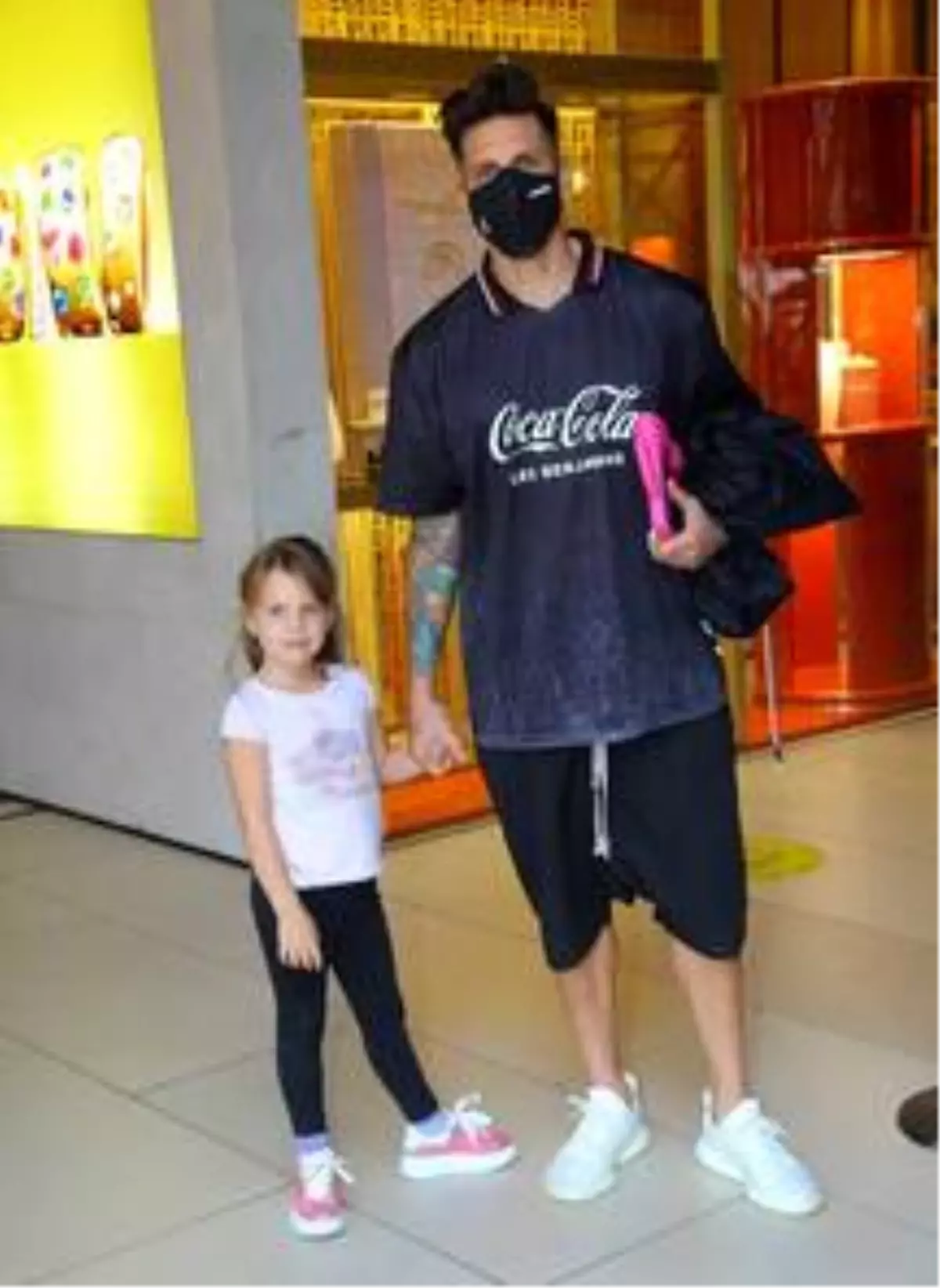 Jose Sosa kızıyla alışverişe çıktı