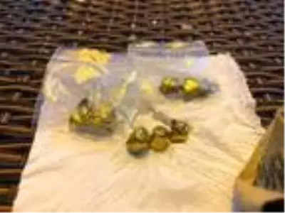 Kadıköy'de sahte altın diş satarak dolandırıcılık yapan 4 kişi yakalandı Kadıköy'de sahte altın diş satarak dolandırıcılık yapan 4 kişi yakalandı