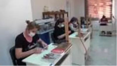 Kadınlar sanatla aile ekonomilerine katkı sağlıyor Kadınlar sanatla aile ekonomilerine katkı sağlıyor