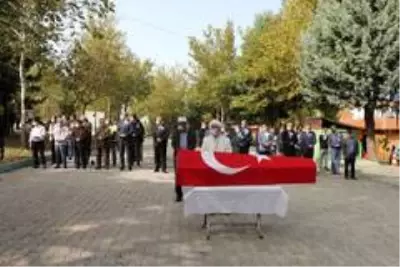 Kalp krizinden vefat eden Gaziantep Emniyet Müdür Yardımcısı Nadirgil, Isparta'da toprağa verildi Kalp krizinden vefat eden Gaziantep Emniyet Müdür Yardımcısı Nadirgil, Isparta'da toprağa verildi