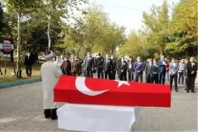 Kalp krizinden vefat eden Gaziantep Emniyet Müdür Yardımcısı Nadirgil, Isparta'da toprağa verildi Kalp krizinden vefat eden Gaziantep Emniyet Müdür Yardımcısı Nadirgil, Isparta'da toprağa verildi