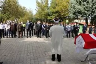 Kalp krizinden vefat eden Gaziantep Emniyet Müdür Yardımcısı Nadirgil, Isparta'da toprağa verildi Kalp krizinden vefat eden Gaziantep Emniyet Müdür Yardımcısı Nadirgil, Isparta'da toprağa verildi