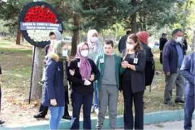 Kalp krizinden vefat eden Gaziantep Emniyet Müdür Yardımcısı Nadirgil, Isparta'da toprağa verildi Kalp krizinden vefat eden Gaziantep Emniyet Müdür Yardımcısı Nadirgil, Isparta'da toprağa verildi