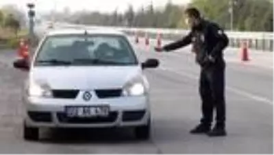 Karantinada olması gereken kişi trafik uygulamasında yakalandı Karantinada olması gereken kişi trafik uygulamasında yakalandı