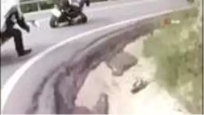 Son dakika haber... Kaza sonrası sürüklenen motosikletinin peşinden koştu Son dakika haber... Kaza sonrası sürüklenen motosikletinin peşinden koştu