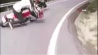 Son dakika haber... Kaza sonrası sürüklenen motosikletinin peşinden koştu Son dakika haber... Kaza sonrası sürüklenen motosikletinin peşinden koştu