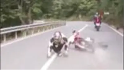 Son dakika haber... Kaza sonrası sürüklenen motosikletinin peşinden koştu Son dakika haber... Kaza sonrası sürüklenen motosikletinin peşinden koştu