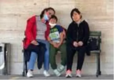 Kazada ölen oğlunun yüzüne son kez baktı Kazada ölen oğlunun yüzüne son kez baktı