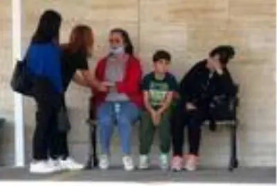 Kazada ölen oğlunun yüzüne son kez baktı Kazada ölen oğlunun yüzüne son kez baktı