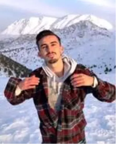 Kazada ölen oğlunun yüzüne son kez baktı Kazada ölen oğlunun yüzüne son kez baktı