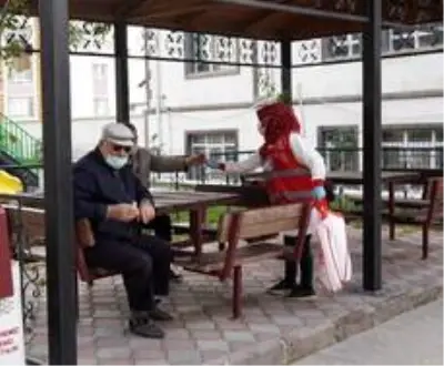 Keçiören'de öz kaynaklarla dezenfektan üretilip dağıtılıyor Keçiören'de öz kaynaklarla dezenfektan üretilip dağıtılıyor