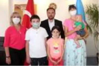 Konsolos Adana'ya geldi, Türklerle evlilikten olan 10 çocuğa Ukrayna vatandaşlığı verildi Konsolos Adana'ya geldi, Türklerle evlilikten olan 10 çocuğa Ukrayna vatandaşlığı verildi