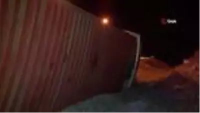 Kontrolden çıkan tır devrildi: 1 yaralı Kontrolden çıkan tır devrildi: 1 yaralı