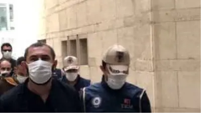 Bursa'da kovalamaca sonucu yakalandı, el bombası çıktı Bursa'da kovalamaca sonucu yakalandı, el bombası çıktı