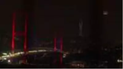 Küçük Çamlıca Radyo ve TV Kulesi'ne Türk bayrağı yansıtıldı Küçük Çamlıca Radyo ve TV Kulesi'ne Türk bayrağı yansıtıldı