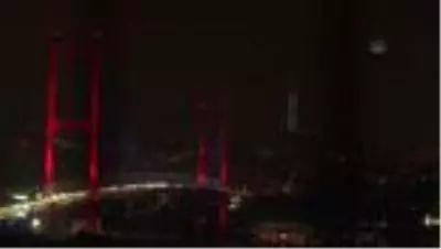 Küçük Çamlıca Radyo ve TV Kulesi'ne Türk bayrağı yansıtıldı Küçük Çamlıca Radyo ve TV Kulesi'ne Türk bayrağı yansıtıldı