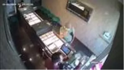 Kuyumcudan bilezik çalan kişi yakalandı Kuyumcudan bilezik çalan kişi yakalandı