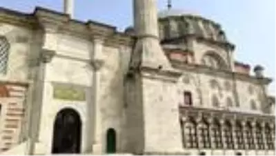 Laleli Camiindeki tasarruflu ampuller kaldırılıyor Laleli Camiindeki tasarruflu ampuller kaldırılıyor