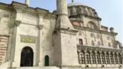 Laleli Camiindeki tasarruflu ampuller kaldırılıyor Laleli Camiindeki tasarruflu ampuller kaldırılıyor