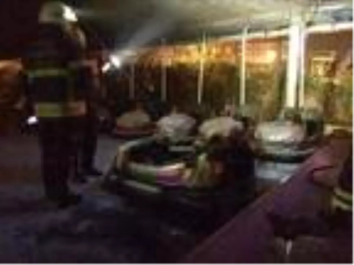 Lunaparkta çarpışan araba yandı