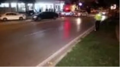 Marketin girişine çarpan otomobilin sürücüsü yaralandı Marketin girişine çarpan otomobilin sürücüsü yaralandı