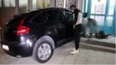 Marketin girişine çarpan otomobilin sürücüsü yaralandı Marketin girişine çarpan otomobilin sürücüsü yaralandı