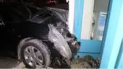 Marketin girişine çarpan otomobilin sürücüsü yaralandı Marketin girişine çarpan otomobilin sürücüsü yaralandı